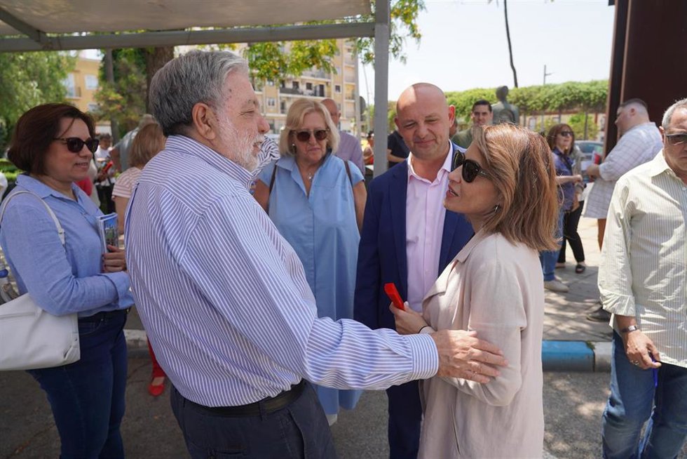 La ministra de Transportes, Raquel Sánchez, con el ex alcalde de Dos Hermanas Francisco Toscano y el actual primer edil, Francisco Rodríguez, en un acto de campaña en estas elecciones municipales de 2023.
