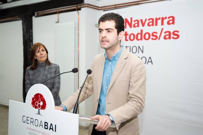 Archivo - Javier Ollo, candidato de Geroa Bai a la Alcaldía de Alsasua, y Uxue Barkos, candidata a la Presidencia del Gobierno de Navarra.