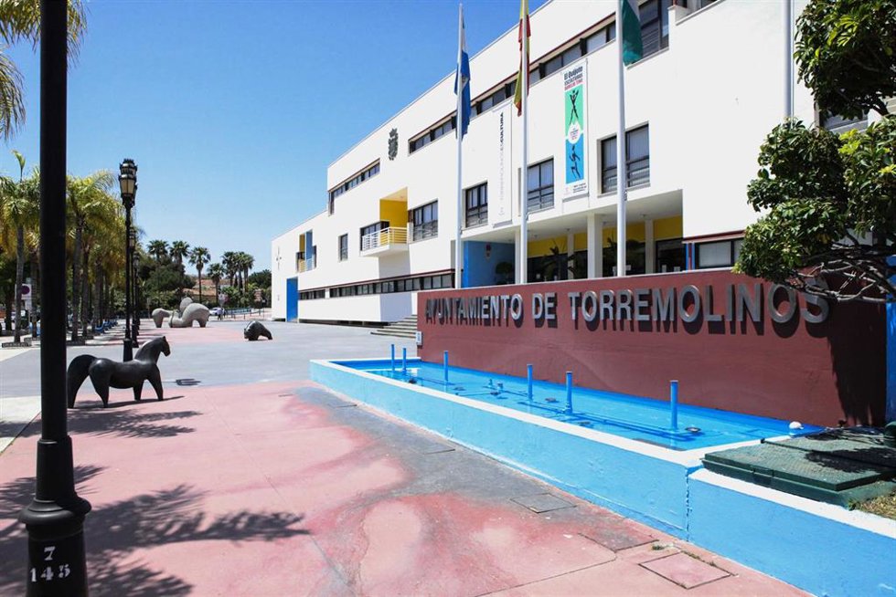 Archivo - Fachada del ayuntamiento de torremolinos