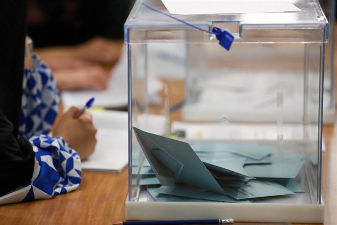 Una urna con papeletas electorales