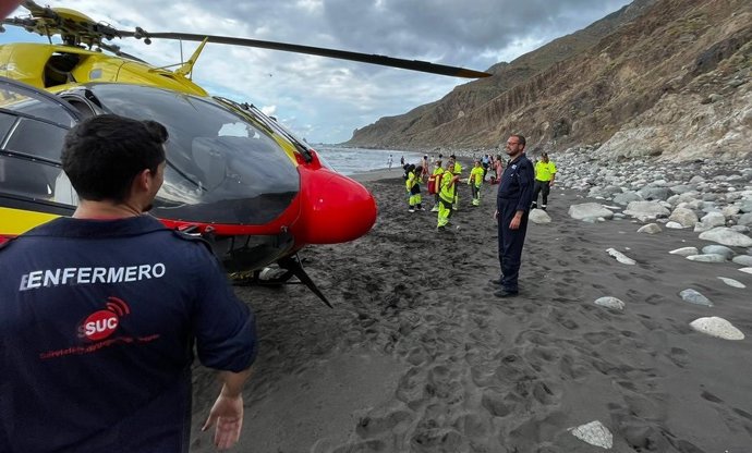 Los recursos de emergencia intervienen en la playa de Benijo, en Santa Cruz de Tenerife, donde ha fallecido ahogado un varón de 50 años y nacionalidad rusa