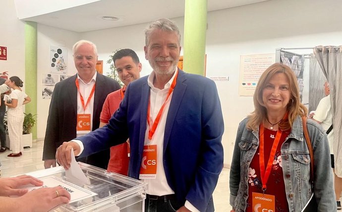 El candidato de CS a la Alcaldía, Jesús Lupiáñez, al ejercer su derecho al voto.
