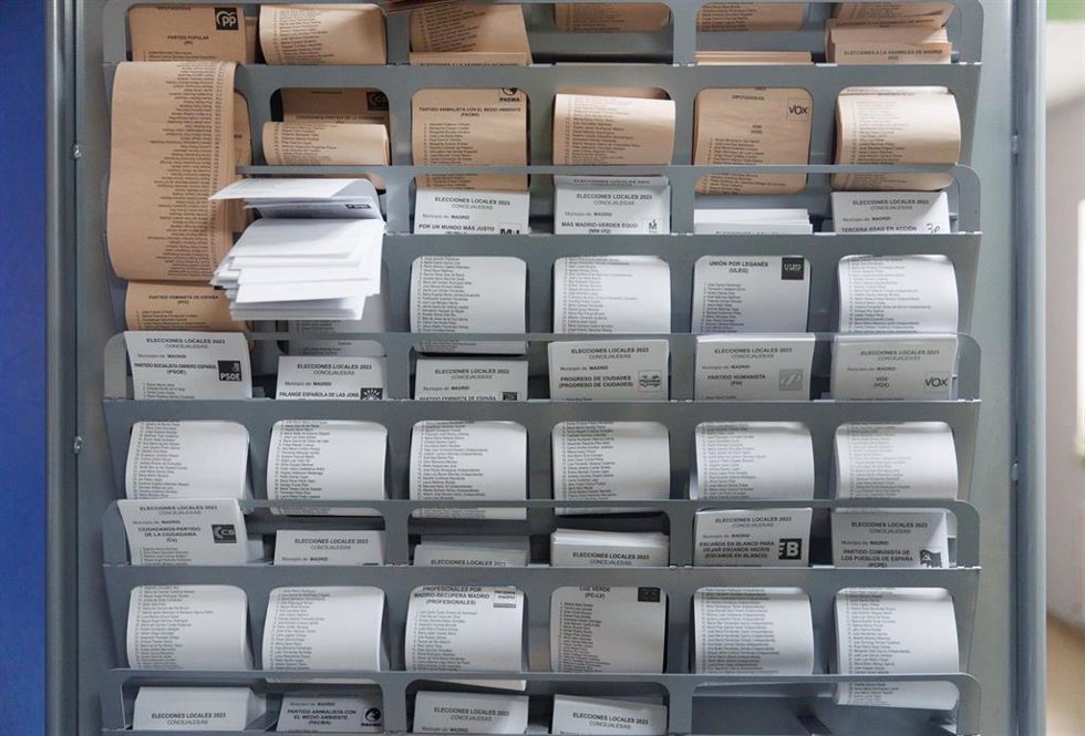 Papeletas preparadas en un colegio electoral