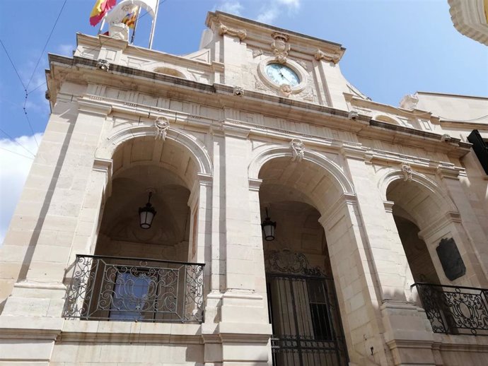 Archivo - Fachada del Ayuntamiento de Mahón, en Menorca.