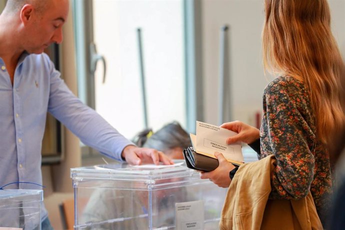 Una persona ejerce su derecho al voto, a 28 de mayo de 2023