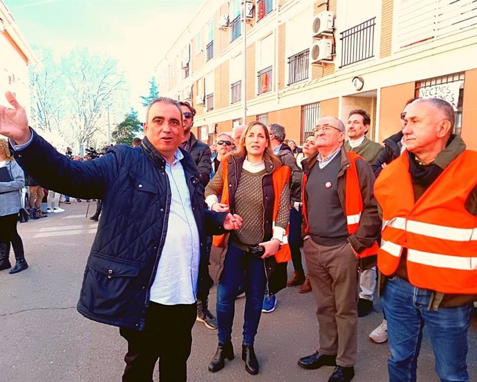 Archivo - El secretario general de UGT, Pepe álvarez, y su homóloga de UGT Madrid, Marina Prieto, visitan junto al alcalde de San Fernando de Henares, Javier Corpa, las zonas afectadas por la Línea 7B de Metro de Madrid.