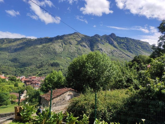 Archivo - Picos de Europa desde Arenas de Cabrales.