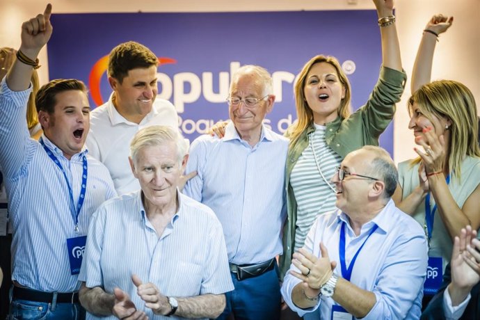 Gabriel Amat (PP) ovacionado en la sede del PP de Roquetas de Mar tras alcanzar la mayoría absoluta