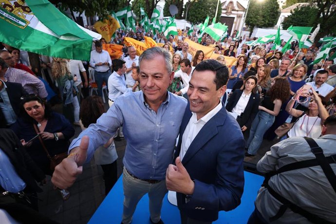 Sanz junto a Juanma Moreno en el mitin de cierre de campaña
