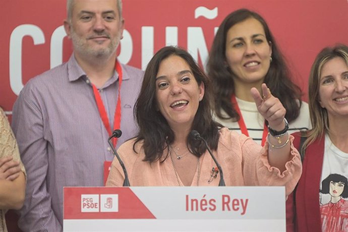 Archivo - La alcaldesa de A Coruña y candidata socialista, Inés Rey, acompañada de sus compañeros y compañeras de partido tras incrementar representación en el consistorio coruñés