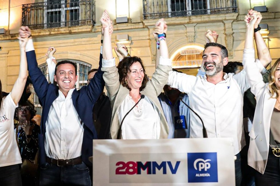 El presidente de Almería, Javier Aureliano García, la candidata del PP de Almería a la Alcadía, María del Mar Vázquez, y el secretario provincial del PP de Almería, Ramón Fernández-Pacheco.