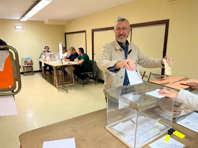 El candidato de Ciudadanos a la Alcaldía de Gijón, José Carlos Fernández Sarasola, vota en el pabellón de la Arena (Archivo)
