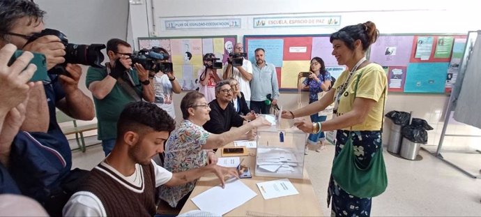 La portavoz de Adelante Andalucía, Teresa Rodríguez, este domingo ejerciendo su derecho al voto en Cádiz.