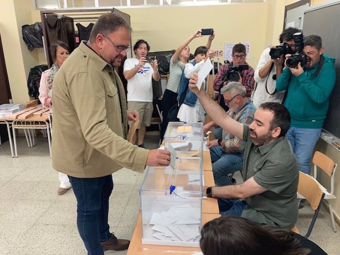 El candidato del PSOE a la reelección a la Alcaldía de Mérida, Antonio Rodríguez Osuna, vota en el CEIP Miguel de Cervantes.
