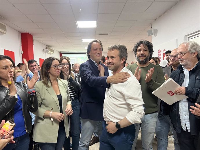 Julio Millán (3d), junto a otros miembros del PSOE en Jaén capital.