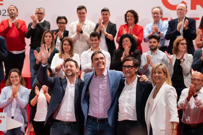 (I-D) El candidato del PSC a la alcaldía de Tarragona, Rubén Viñuales; el secretario general del PSOE y presidente del Gobierno, Pedro Sánchez; el primer secretario del PSC, Salvador Illa, y la número 2 de la candidatura del PSC en Tarragona, Montse Ada