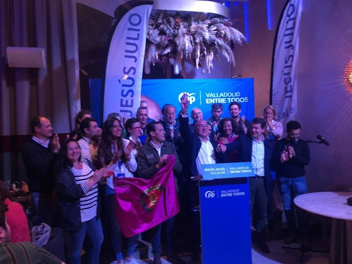 Jesús Julio Carnero y Alfonso Fernández Mañueco tras la victoria electoral del 28 de mayo