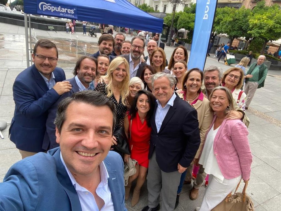 El candidato del PP a la reelección como alcalde de Córdoba, José María Bellido, con su candidatura en el último día de campaña.