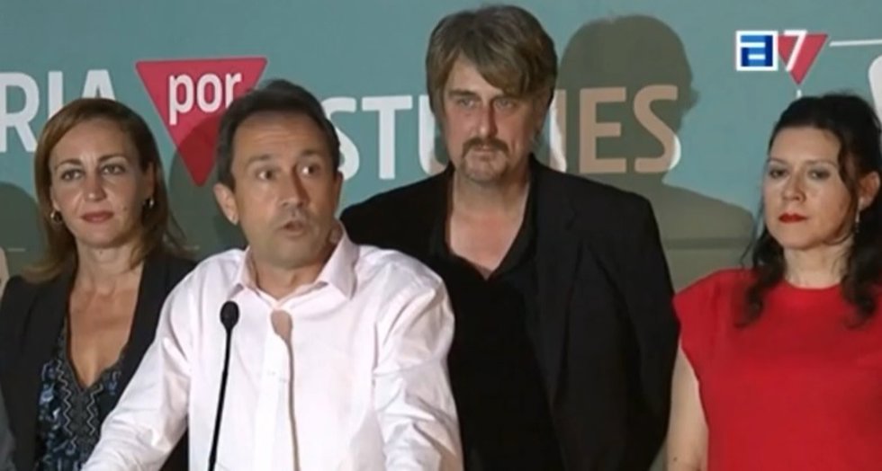El coordinador general de IU de Asturias y cabeza de lista de Convocatoria por Asturias, Ovidio Zapico, junto a integrantes de la candidatura en la noche electoral