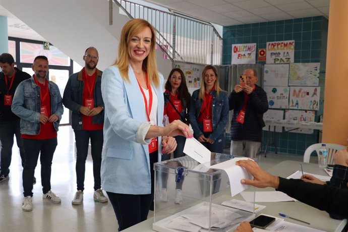 La socialista Berta Linares votando en la mañana de este domingo.