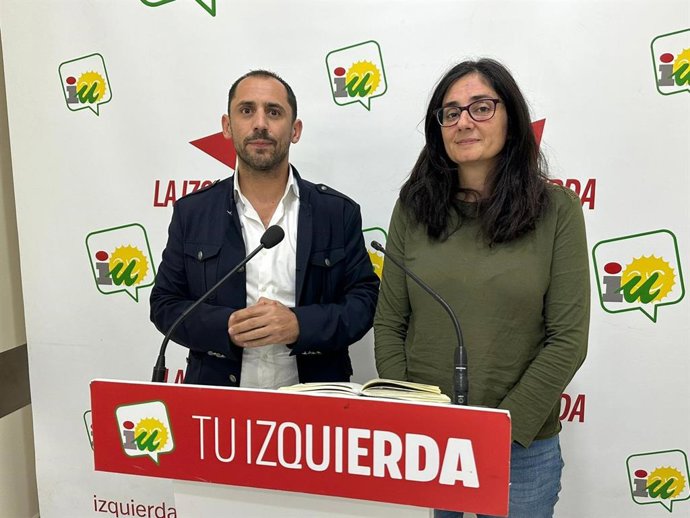 El coordinador provincial de IU en Córdoba, Sebastián Pérez, ante el análisis de resultados, junto a Carmen María Ruiz.