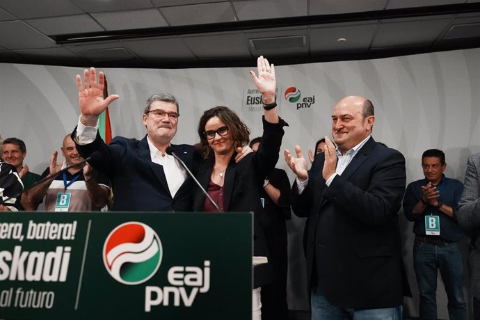 (I-D) El alcalde de Bilbao y candidato a la reelección por el PNV, Juan María Aburto; la candidata de PNV a diputada general de Bizkaia, Elixabete Etxanob, y el presidente del EBB del PNV, Andoni Ortuzar