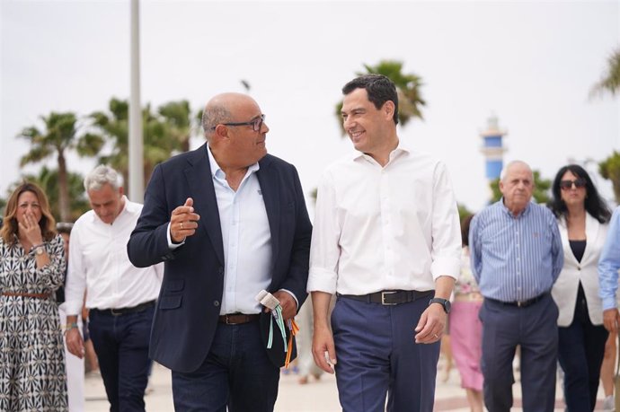 El presidente del PP-A y del Gobierno andaluz, Juanma Moreno, junto al candidato a la Alcaldía de Vélez-Málaga.