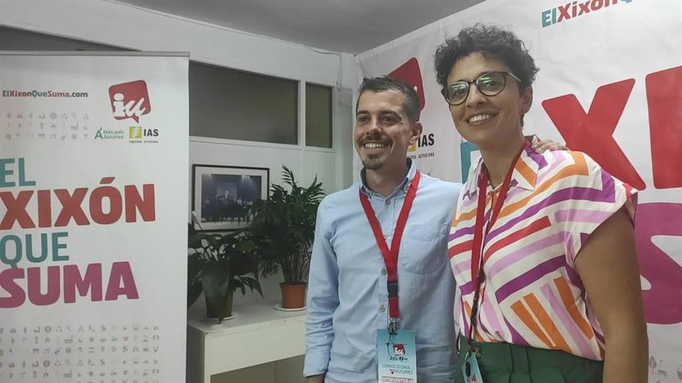 El candidato de IU - Más País - IAS a la Alcaldía de Gijón, Javier Suárez Llana, junto a la número 2 de la candidatura  Noelia Ordieres