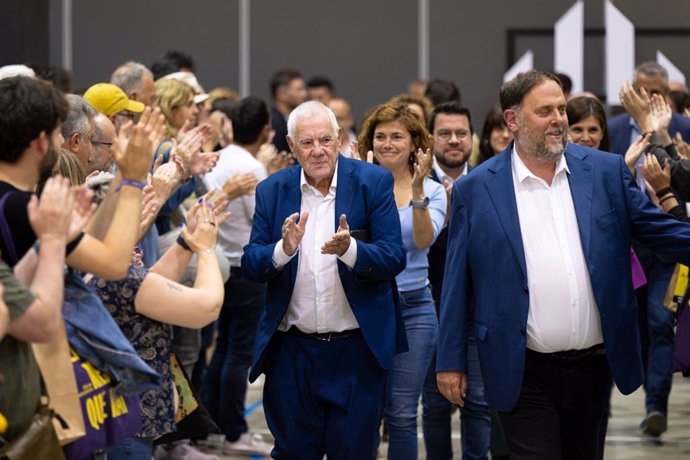 El alcaldable Ernest Maragall y el líder de ERC, Oriol Junqueras, en la Estació del Nord.