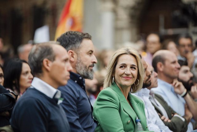 El líder de Vox, Santiago Abascal, y la candidata de Vox a la Alcaldía de Toledo, Inés María Cañizares, durante la clausura el acto de cierre de campaña