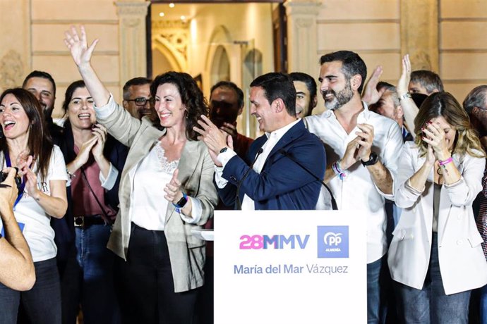 El presidente del PP de Almería, Javier Aureliano García, junto a los miembros de su partido celebra el resultado electoral del 28M.