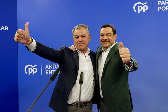 El candidato a la alcaldía de Sevilla por el Partido Popular, José Luis Sanz, (i) junto a el presidente del PP en Andalucía, Juanma moreno (d) festejan la victoria, a 28 de mayo de 2023 en Sevilla, (Andalucía, España). Seguimiento del recuento de los vo