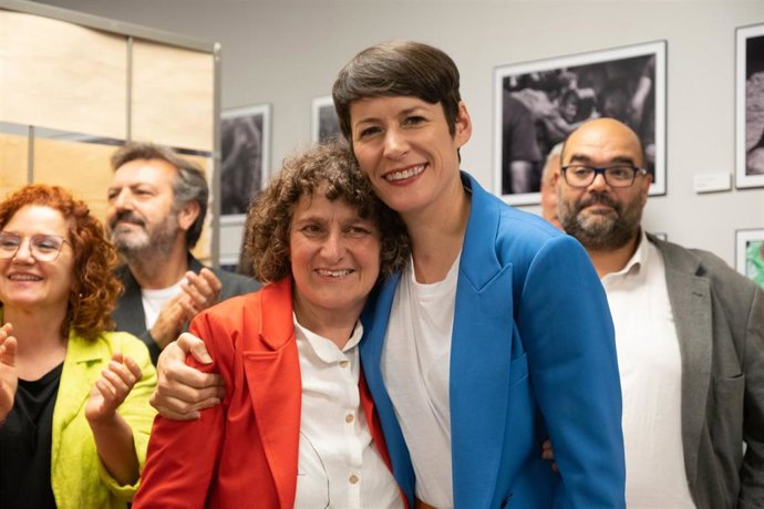 La candidata del BNG a la Alcaldía de Santiago, Goretti Sanmartín (i) y la portavoz nacional del BNG, Ana Pontón (d), durante el seguimiento de la jornada electoral en la sede del BNG de Santiago, a 28 de mayo de 2023, en Santiago de Compostela, A Coruñ