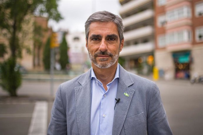 El candidato de Vox a la Alcaldía de Barcelona, Gonzalo Oro-Pulido en la plaza de la Bonanova, donde se encuentran los edificios okupados La Runa y el Kubo, a 11 de mayo de 2023, en Barcelona, Catalunya (España).