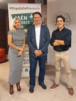 Manuel Carlos Vallejo, en el centro, junto con María Espejo y Luis García, los tres ediles electos de Jaén Merece Más