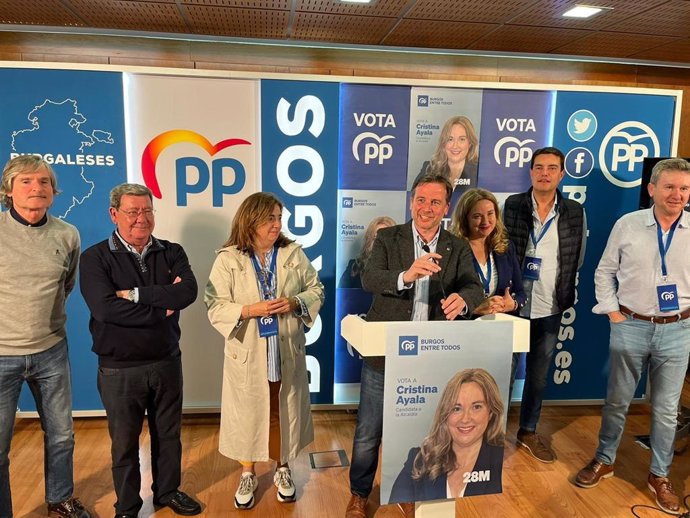 En la foto, el presidente del PP de Burgos, Borja Suárez, y a su derecha la candidata a la Alcaldía de Burgos, Cristina Ayala