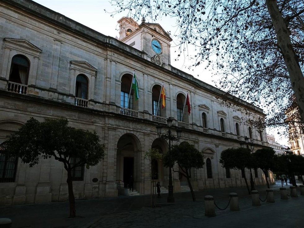 Archivo - Fachada del Ayuntamiento hispalense.