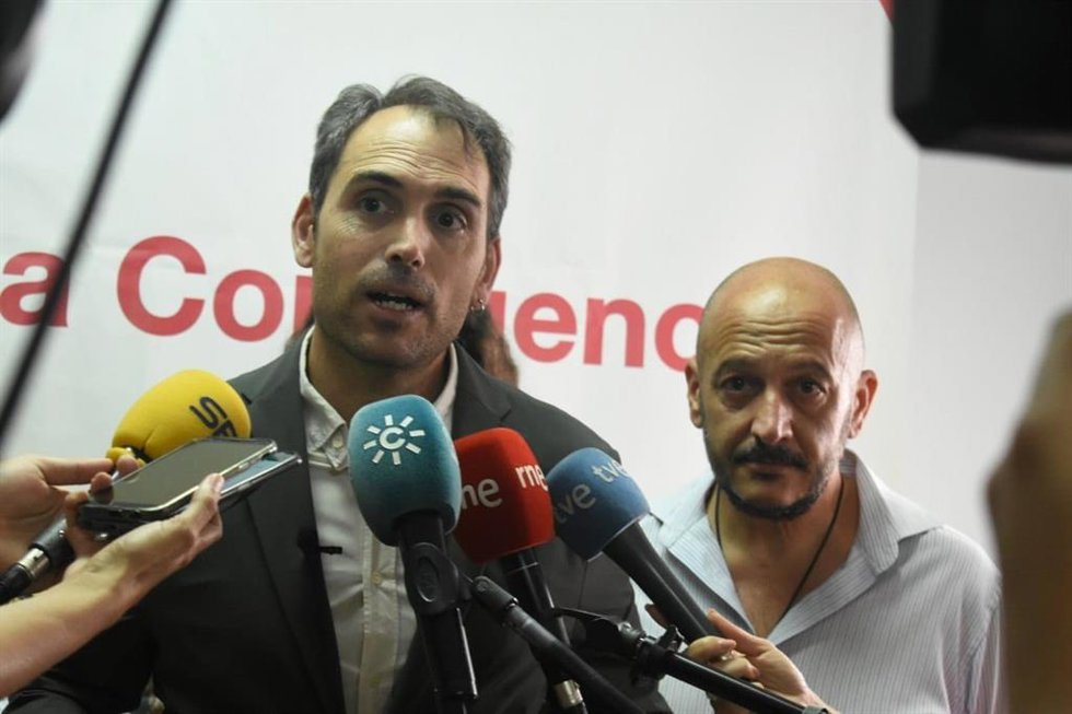 Toni Valero atiende a los periodistas en Jerez.