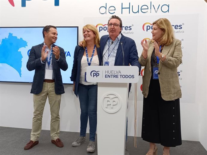 La candidata del PP a la Alcaldía de Huelva, Pilar Miranda, y el presidente del PP provincial, Manuel Andrés González, junto a otros miembros del partido.