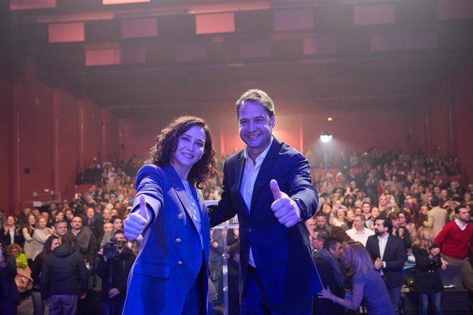 Archivo - La presidenta de la Comunidad de Madrid, Isabel Díaz Ayuso, y el alcalde de Torrejón de Ardoz, Ignacio Vázquez,