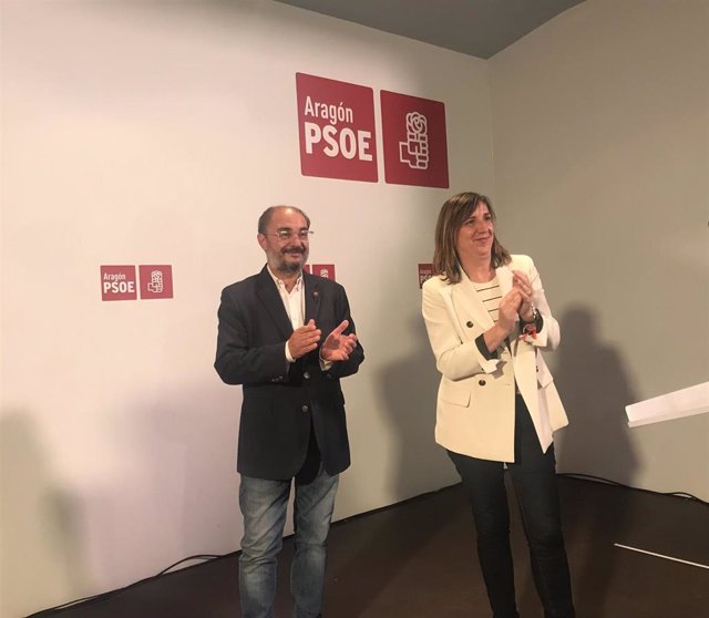 El candidato del PSOE a la Presidencia del Gobierno de Aragón, Javier Lambán,  y la candidata del PSOE a la Alcaldía de Zaragoza, Lola Ranera