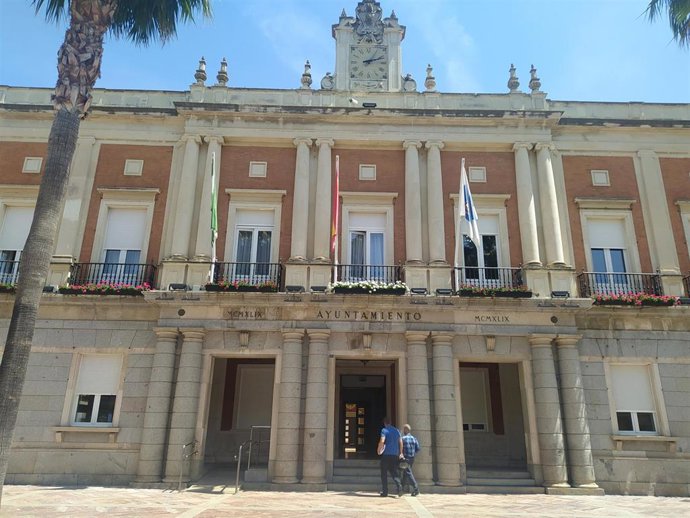 Archivo - Fachada del Ayuntamiento de Huelva.