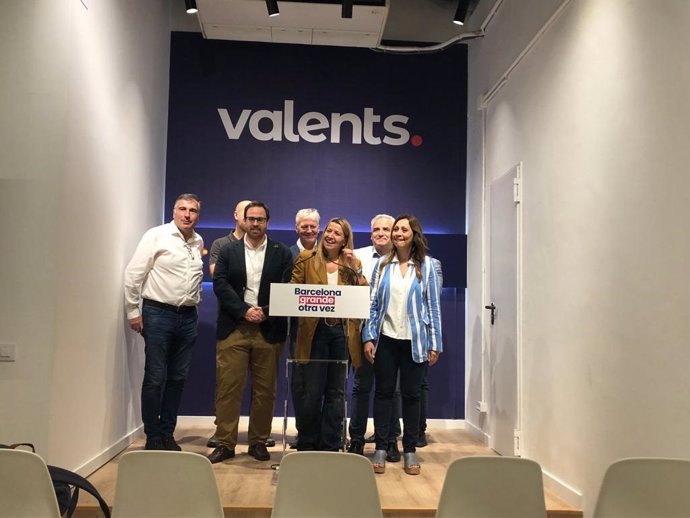 La candidata de Valents a la alcaldía de Barcelona, Eva Parera, este domingo junto a diversos miembros de la lista por Barcelona.