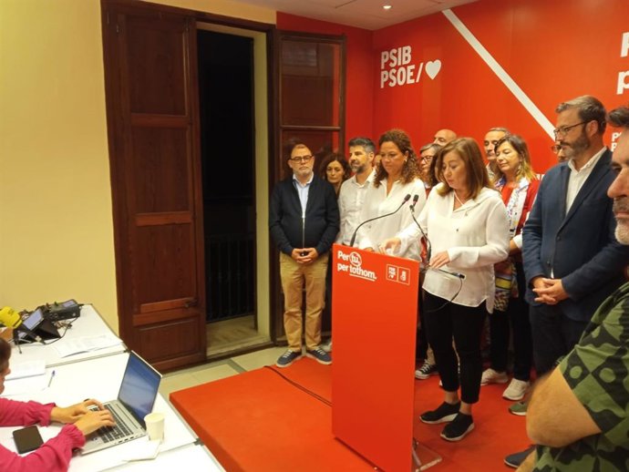 Cladera, Armengol e Hila, junto a otros cargos socialistas en la sede del PSIB.