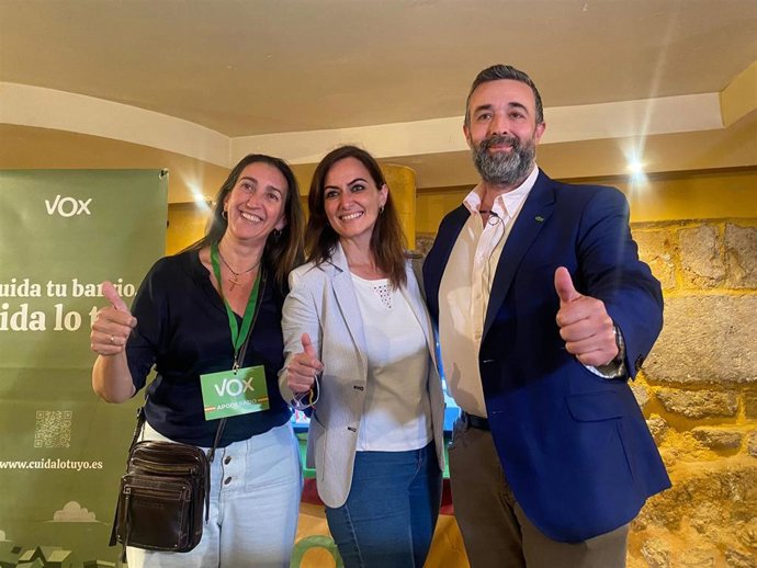 Rafael Saco con Yolanda Almagro y Paula Badanelli, los tres ediles de Vox en el Ayuntamiento de Córdoba en el mandato 2023-2027.