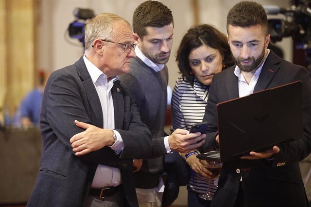 El candidato del PP de Asturias a la Presidencia, Diego Canga, consulta los resultados electorales.