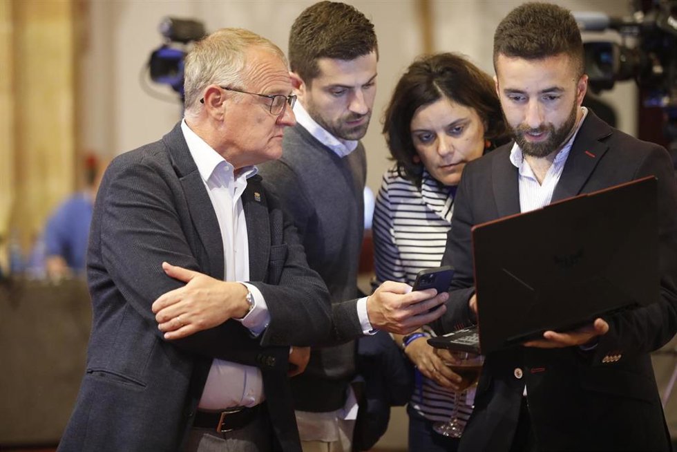 El candidato del PP de Asturias a la Presidencia, Diego Canga, consulta los resultados electorales.