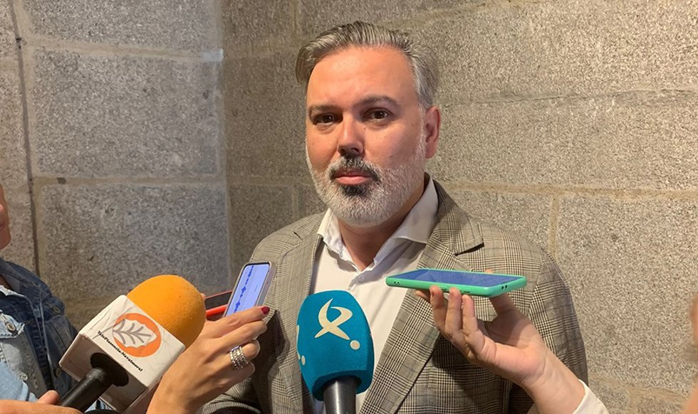 Archivo - El alcalde de Plasencia, Fernando Pizarro, en declaraciones a los medios de comunicación