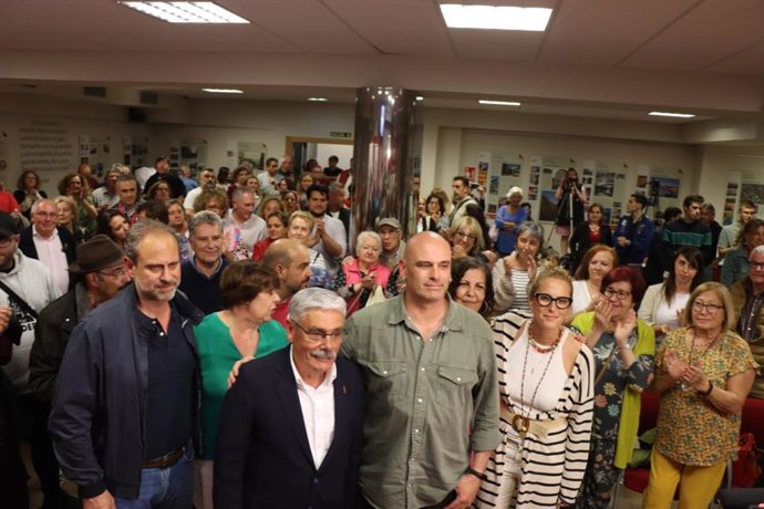 El candidato del PSOE a la Alcaldía de Gijón, Luis Manuel Flórez 'Floro', en la sede de la Agrupación Socialista de Gijón, arropado del secretario general del PSOE gijonés, José Ramón García, militantes y simpatizantes