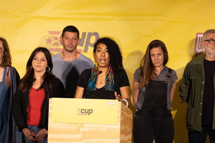 La alcaldable Basha Changue, junto a los 'cupaires' Maria Sirvent, Xavier Pellicer, Mireia Vehí y Carles Riera en la noche electoral.